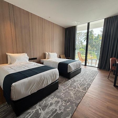 Roxy Beach Resort Sematan Exterior foto