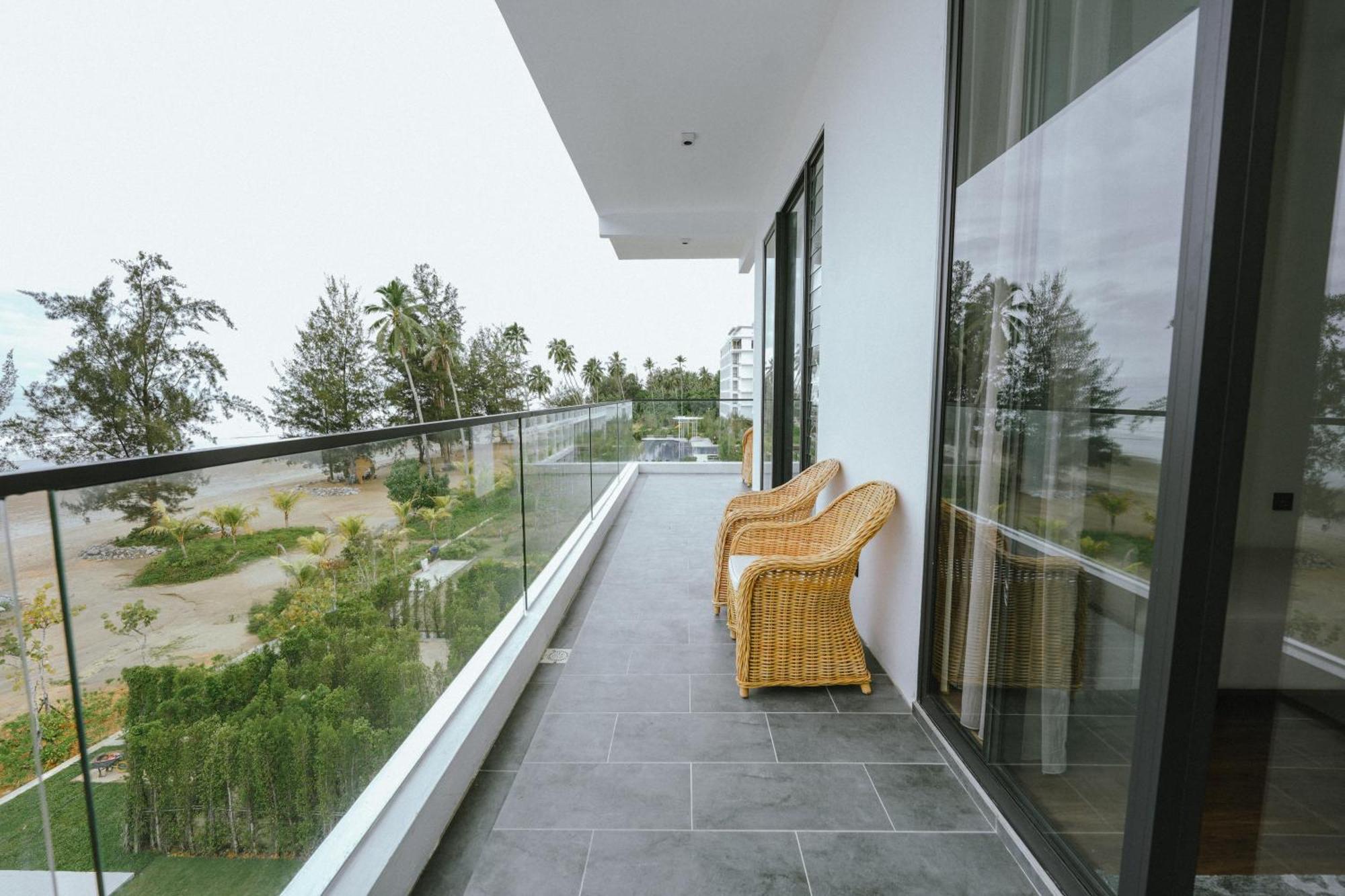 Roxy Beach Resort Sematan Exterior foto