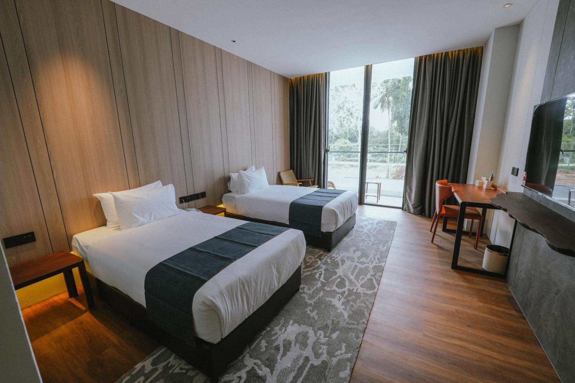 Roxy Beach Resort Sematan Exterior foto